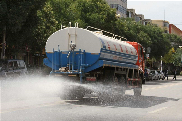 連續(xù)陰雨天氣，空氣濕潤(rùn)路面潮濕，但為什么灑水車仍舊還要上路作業(yè)