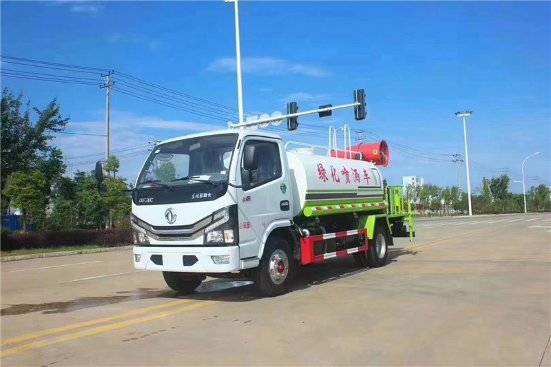 國六5噸霧炮車工地噴霧降塵，廣告牌清洗和公路綠化帶的澆灌、噴藥滅蟲作業(yè)一車多用