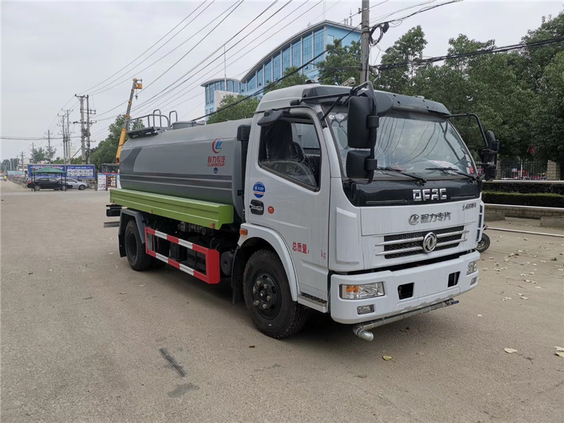 東風(fēng)多利卡灑水車適合風(fēng)沙抑塵、工地降塵，功力強(qiáng)、射程遠(yuǎn)