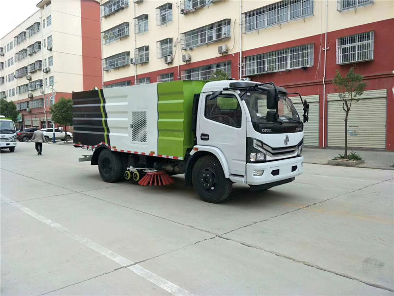 東風(fēng)天錦掃路車洗掃車能適應(yīng)不同道路表面的清掃要求，屬國內(nèi)首創(chuàng)