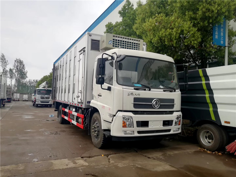 東風(fēng)天錦散裝飼料車采用電子油門操縱，操縱輕便，高可靠性、低排放