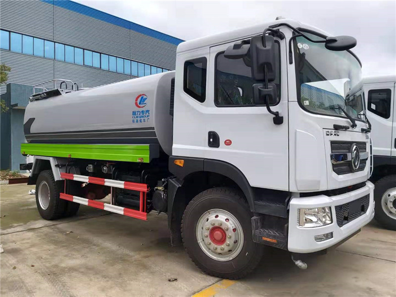 東風(fēng)多利卡噴灑車廣泛應(yīng)用于公路、運動場地的保濕、降溫