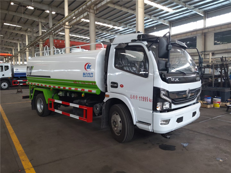 東風(fēng)福瑞卡綠化噴灑車用于遠(yuǎn)程澆灌，也用于輔助消防作業(yè)