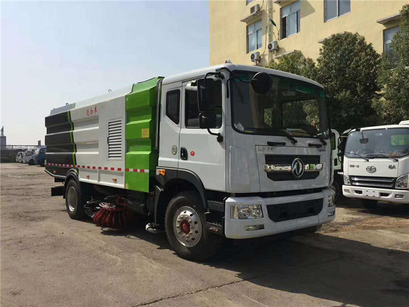 東風天錦多功能洗掃車結(jié)構(gòu)簡單緊湊，保證噴水桿的離地高度固定不變