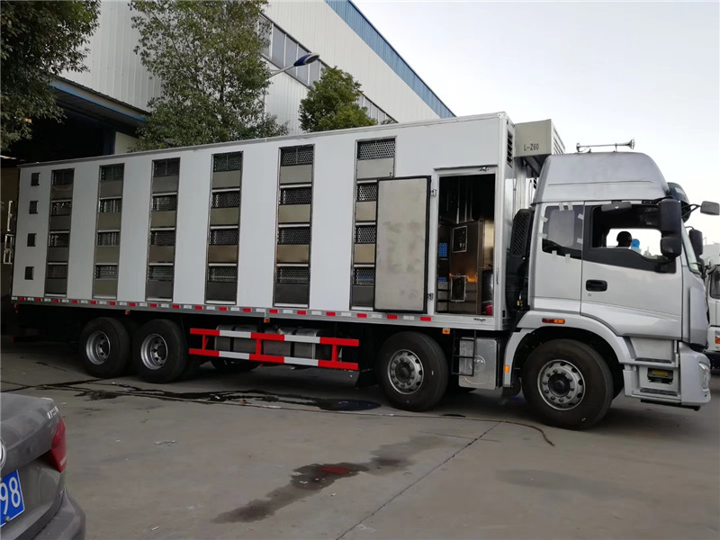 東風(fēng)天龍散裝飼料運輸車罐體采用特種軸承鏈接，高效穩(wěn)定破碎率低