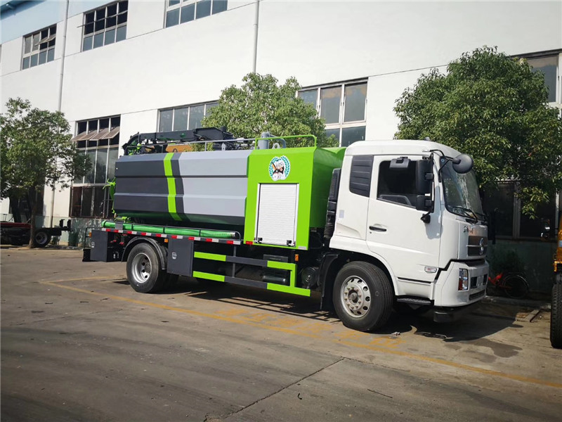 東風(fēng)多利卡D9吸污車水箱進(jìn)水口為球閥式消防栓方便開關(guān)，經(jīng)久耐用