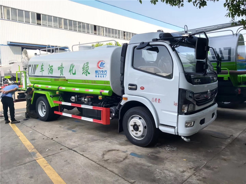 東風(fēng)D9多利卡灑水車(chē)罐體鋼板為4MM碳鋼，整車(chē)外形尺寸按照公告