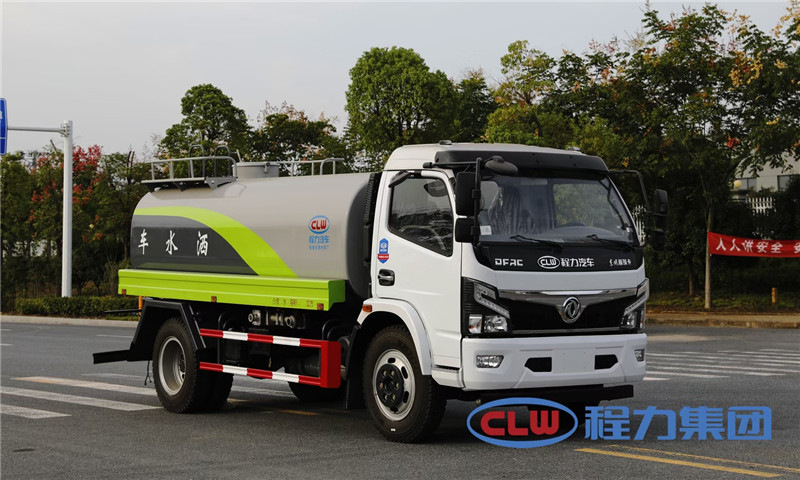 柳汽乘龍灑水車罐體包罐機(jī)工藝保證了罐體制作的精度和美觀