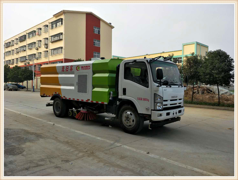 東風(fēng)多利卡洗掃車采用重汽豪沃國六二類底盤改裝，工作更為可靠