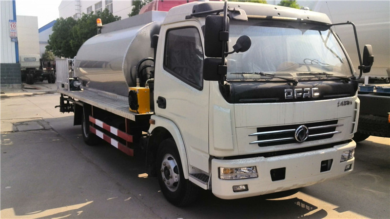 東風天錦路面清洗車養(yǎng)護車可實現(xiàn)雙重水流強化清洗，噴射流水穩(wěn)定