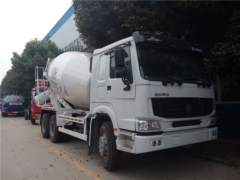 東風(fēng)福瑞卡攪拌車，各部件量正?？煽?，有效提高操作人員上下安全性