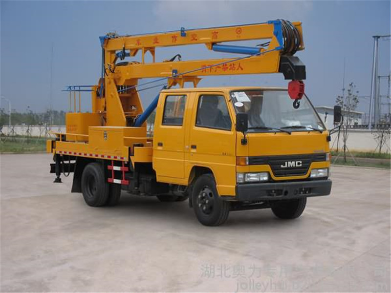 東風(fēng)D7多利卡高空作業(yè)車升降平臺(tái)性好，轉(zhuǎn)移場(chǎng)地方便，外型美觀