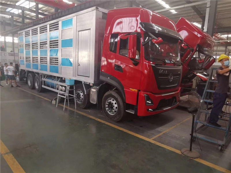 東風(fēng)多利卡畜禽運(yùn)輸車(chē)車(chē)廂板采用工裝夾具壓制成瓦棱型，強(qiáng)度韌性高