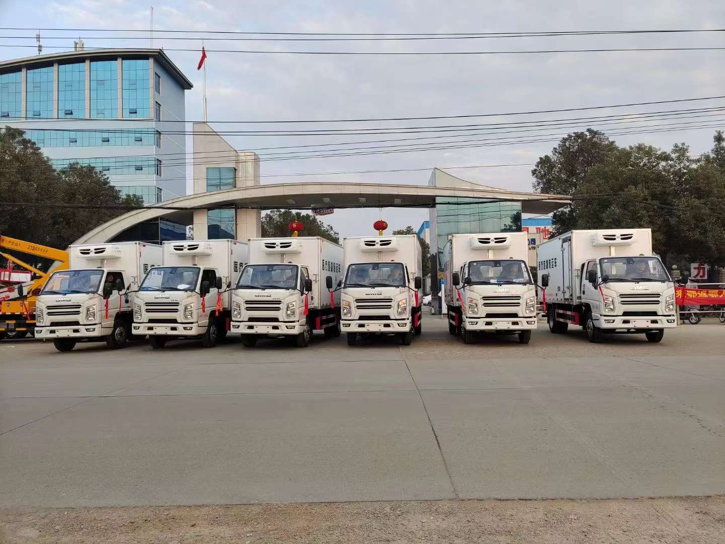 疫情肆虐全國(guó)，救護(hù)車，核酸檢測(cè)車，醫(yī)療廢物轉(zhuǎn)運(yùn)車廠家加班加點(diǎn)
