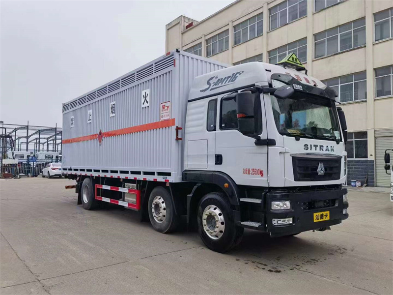 重汽汕德卡6×2易燃?xì)怏w廂式運(yùn)輸車(chē)